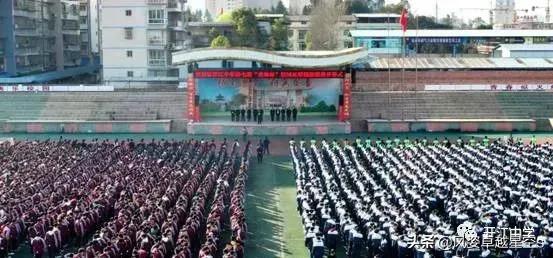 足球比赛团结拼搏,校园足球激情飞扬