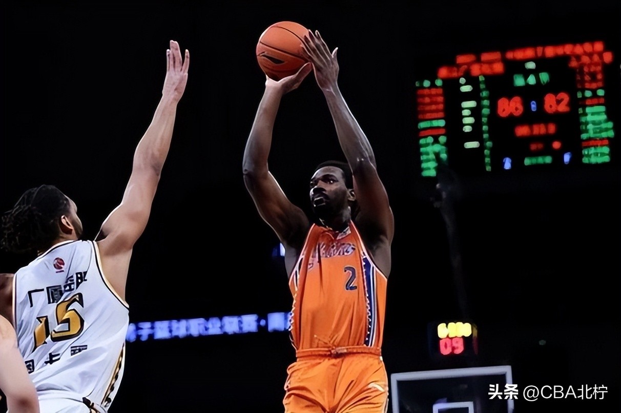 CBA三消息:广东后卫狂砍31分,曾凡博毫无对手,冯莱即将被淘汰