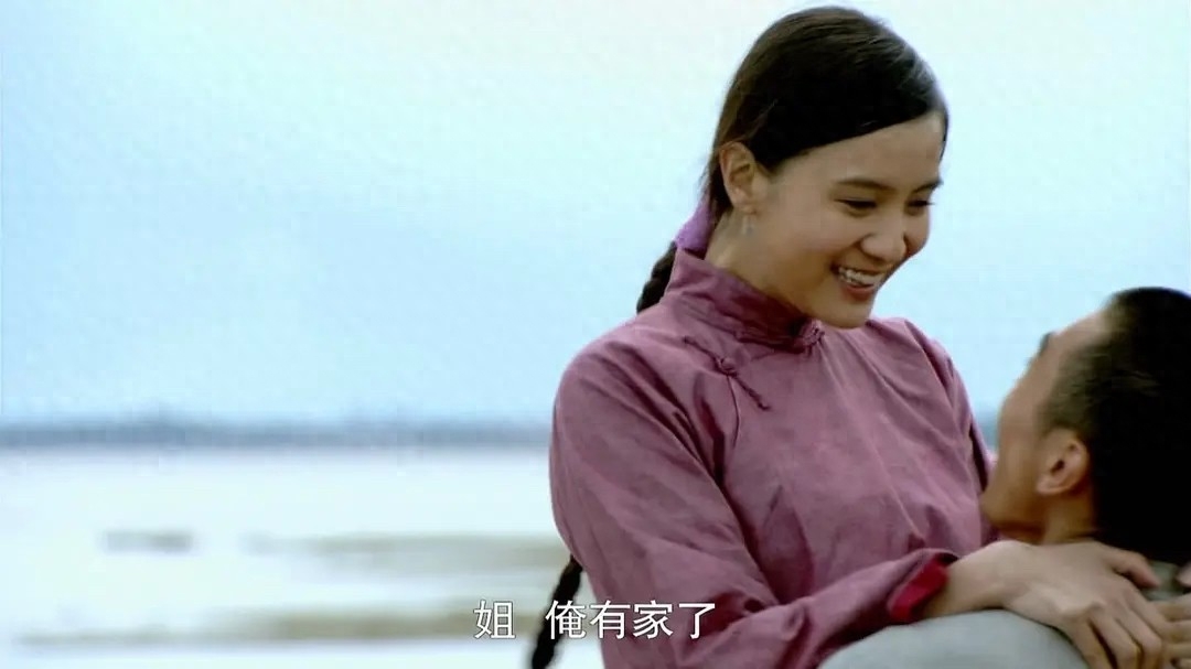 小宋佳：靠“吊带”上位，与已婚名导同居，42岁的她活的又酷又飒