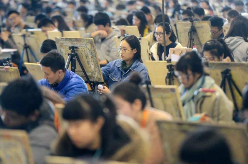 艺术生迎来“寒冬”，56所学校撤销73个艺术专业，艺术生何去何从