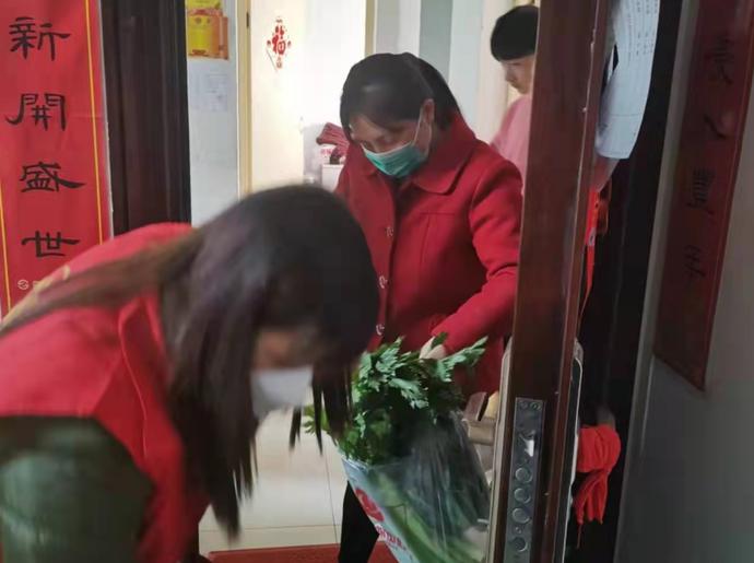 疫情防控敲门行动志愿服务,防疫值守收到居民赠送物资