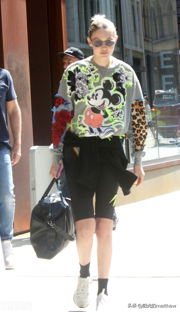 吉吉哈迪德现身伦敦黄色连衣裙,吉吉哈迪德参加巴黎时装周