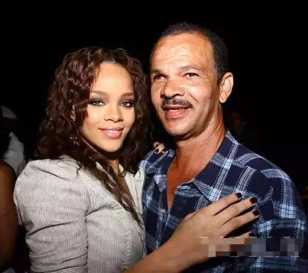 从小岛贫穷少女到国家英雄、全球最富有的女歌手，蕾哈娜的成长史