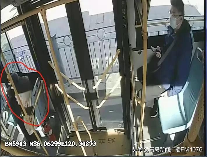 八旬老人中暑晕倒众人接力营救,老人突发晕倒在地民警暖心救助