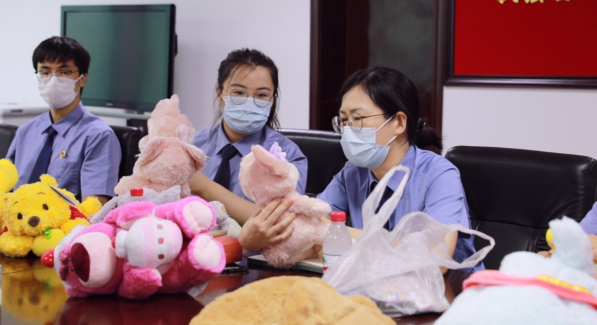 直播间“玲娜贝儿”两折秒杀?网红主播带货时被抓