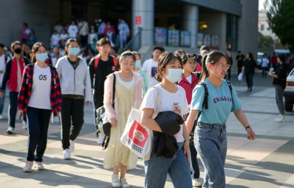 高考被学校录取了可以自己退档吗,本科批被录取了不想上可以退档吗