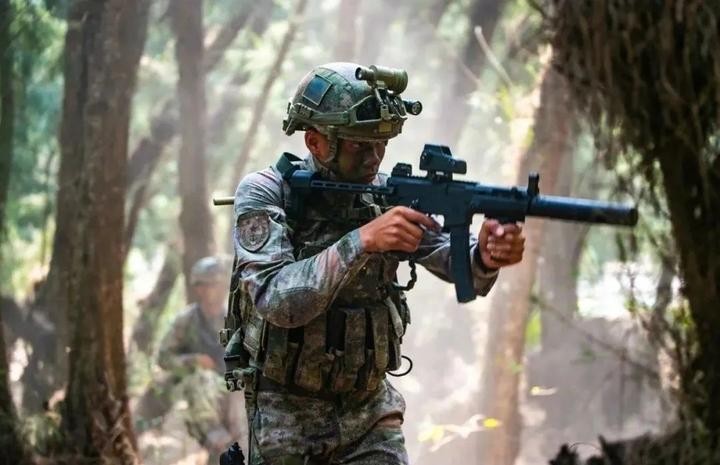 中国单兵电磁轨道步枪,国产电磁步枪威力