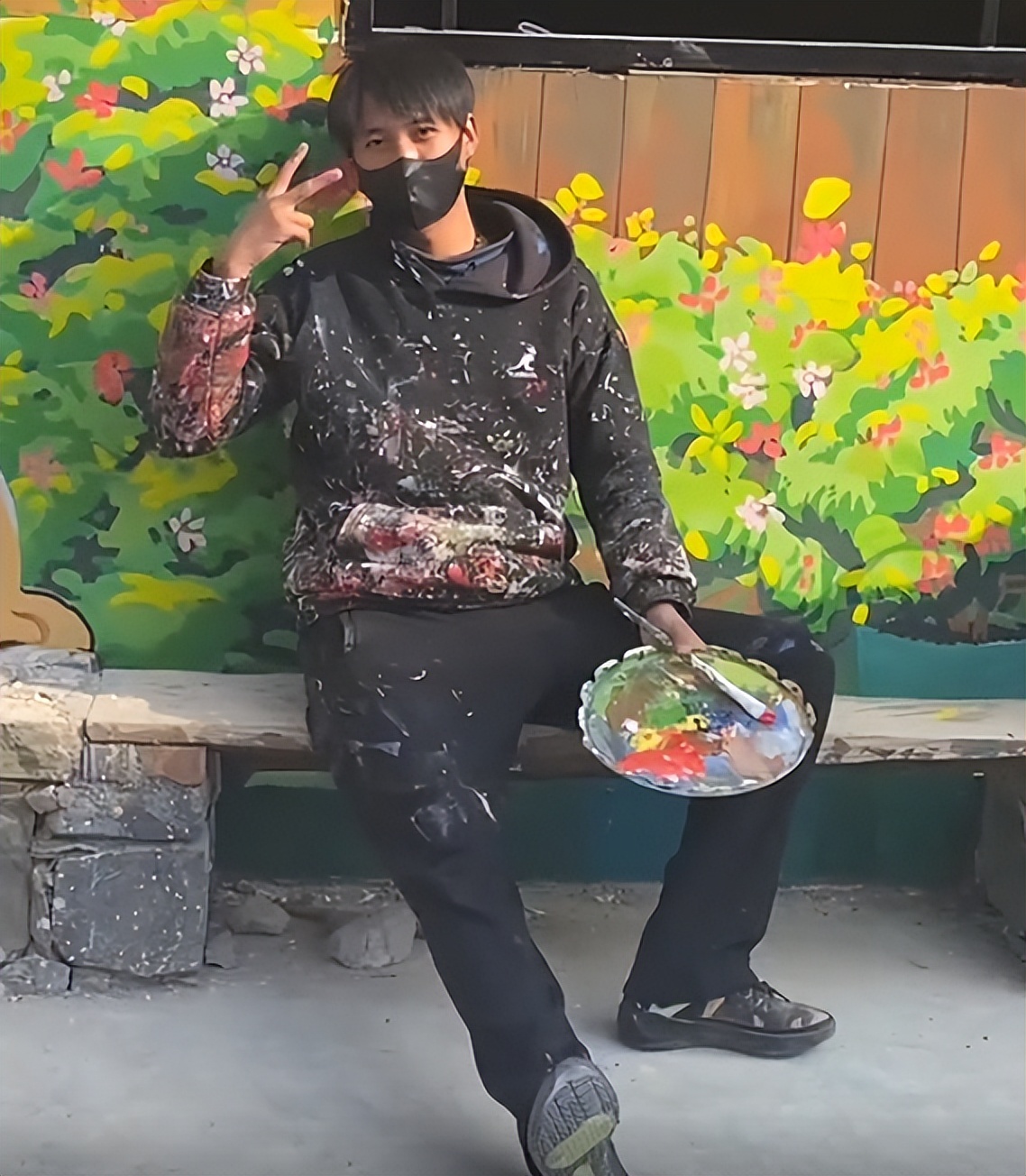 现实版“神笔马良”大新：凭一支笔带全村暴富，被华春莹点赞