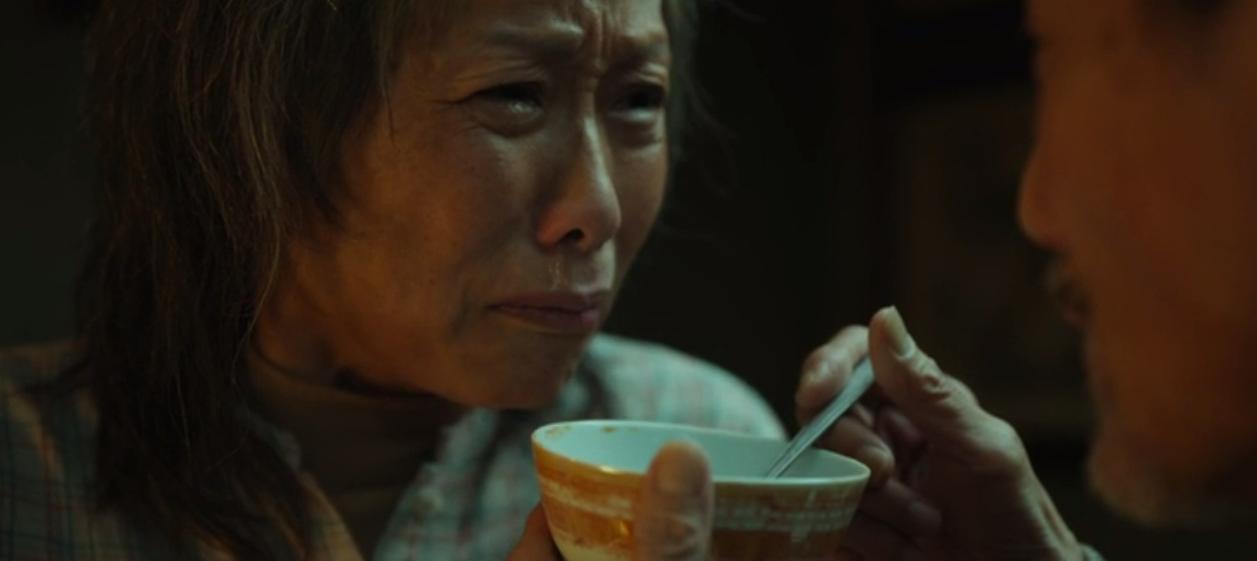 难得“聚焦低收入老年人”的好电影：四个神仙戏骨，一台刻骨铭心