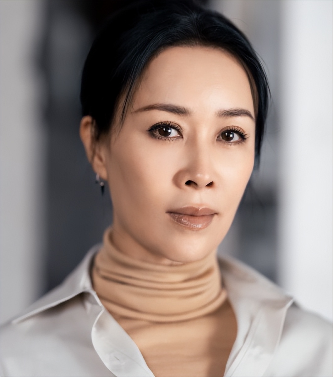 父亲和溥仪合照，又是正经的“皇亲国戚”，那英到底是何身份？