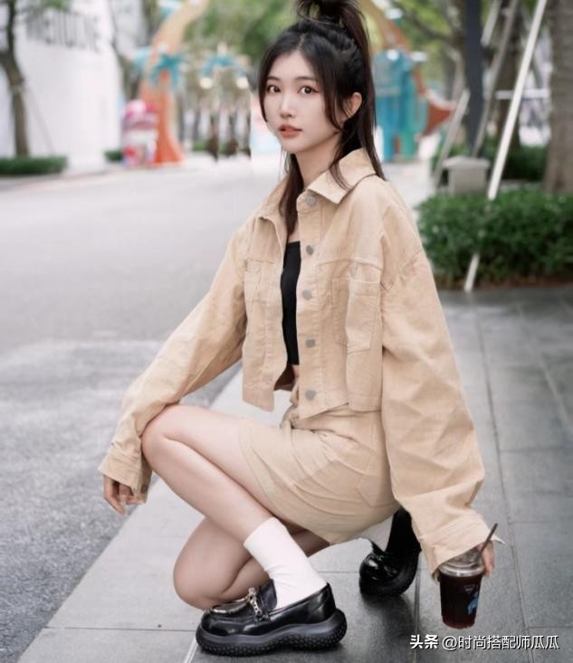 扔掉你的小白鞋吧,过时了!满街都是“乐福鞋+短袜”,特洋气
