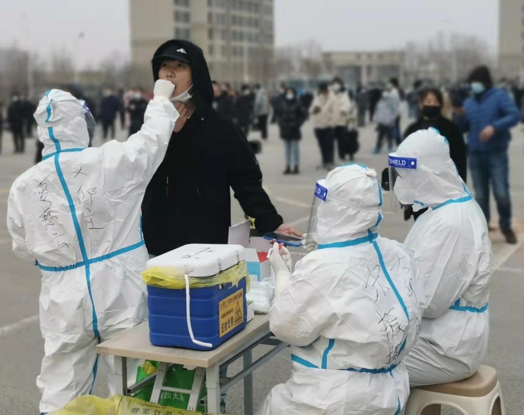 高效有序街道开展全员核酸检测,井然有序的核酸检测现场