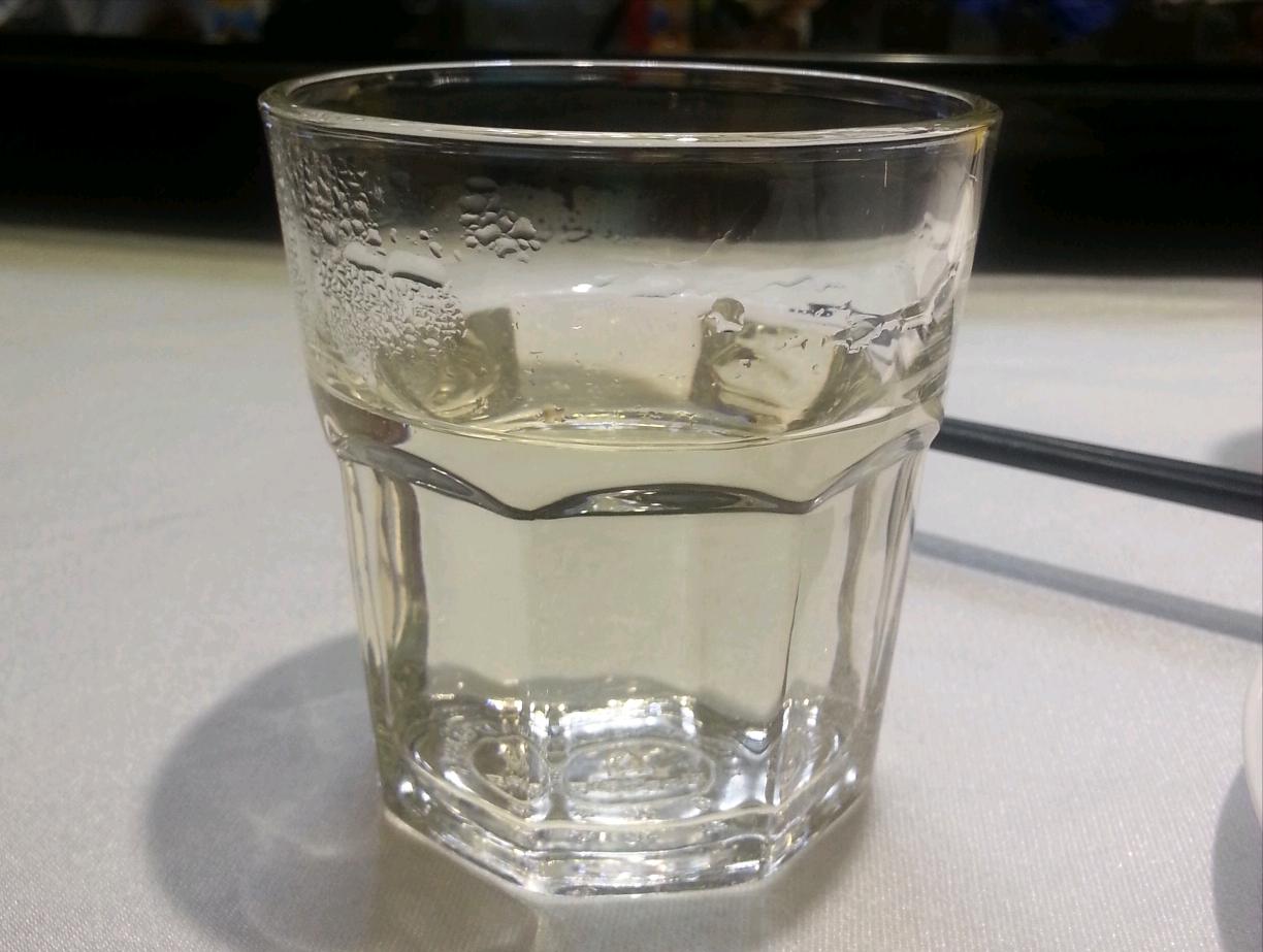 嘴上出了好多透明水泡会传染吗,嘴巴旁边起水泡是疱疹吗