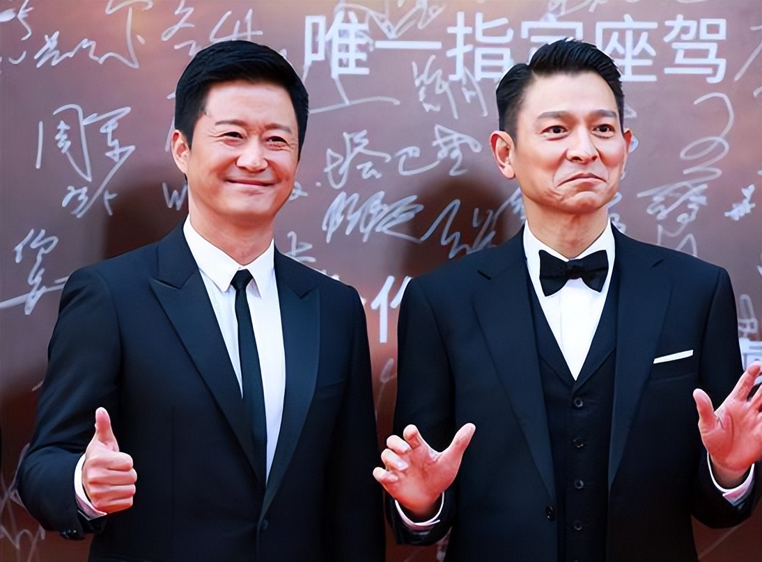 吴京在华表奖好忙,吴京红毯西装