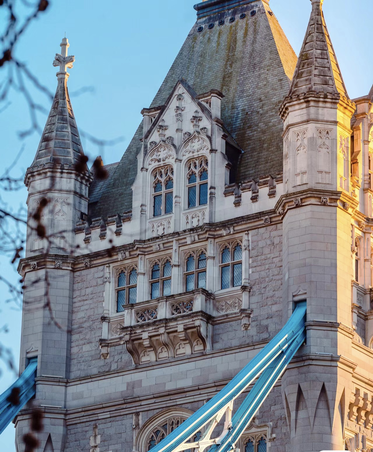 伦敦塔桥建造历史,伦敦塔桥附近的建筑