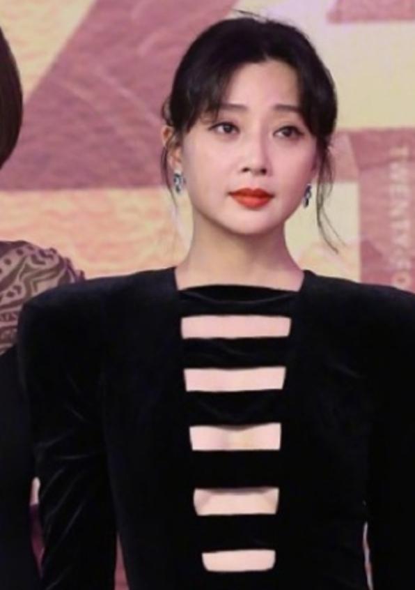 因为肩塌而红毯翻车的女明星,各个女星的红毯穿衣事故