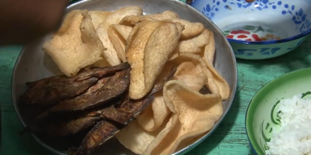 渔民捕获虎鲨,真实渔民钓到的虎鲨