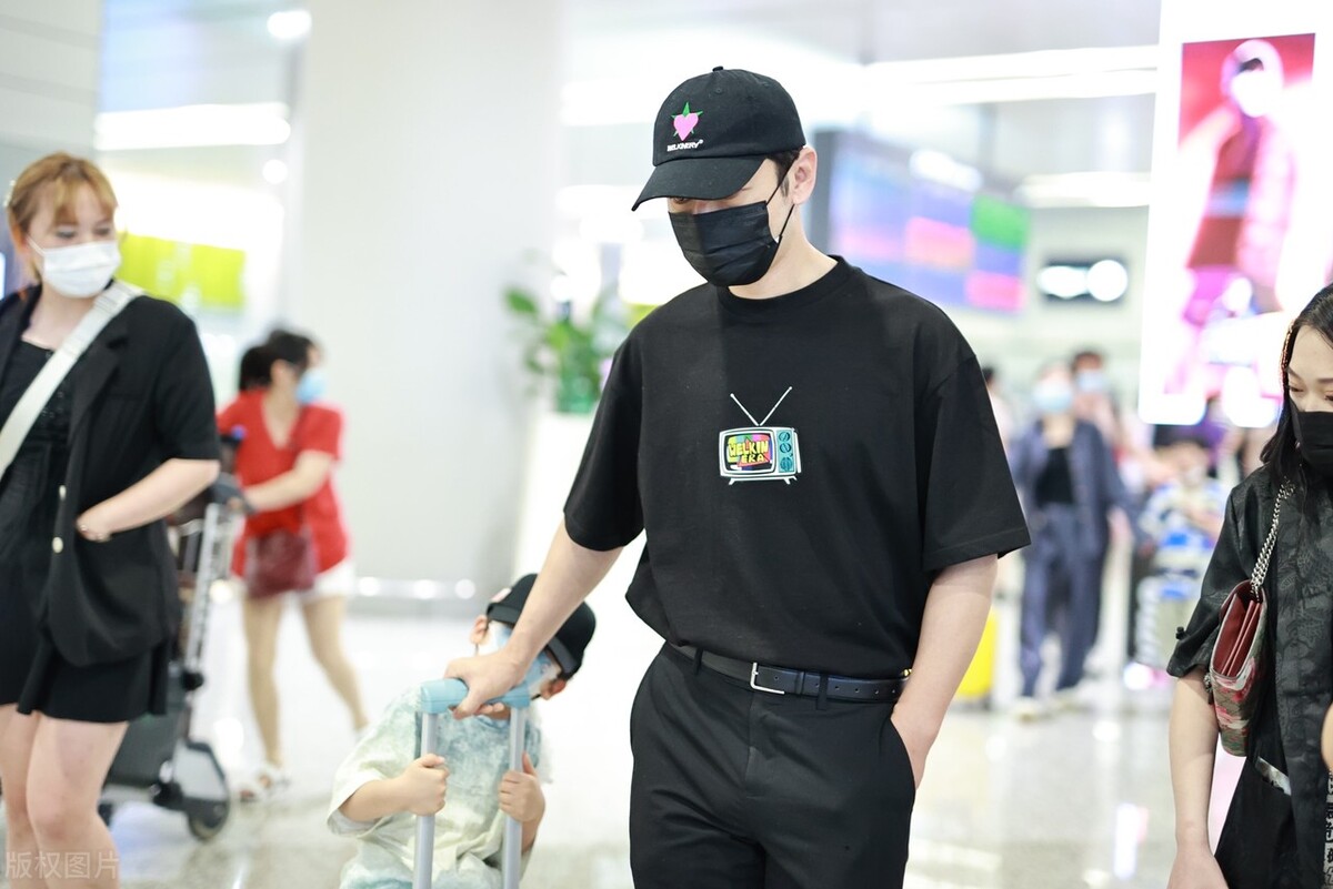 baby罕见穿露脐装上台,baby短裙现身机场