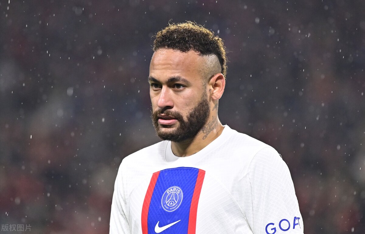 内马尔生活大揭秘：球场之外惊人故事，乐善好施备受追捧