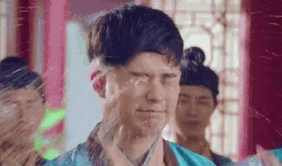 胸罩*点露**，花式泳衣，这些辣眼睛的操作，导演肚子里没一点墨水吗