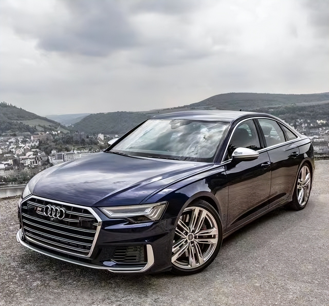 我，江西人，今年26岁，在柬埔寨年收入600万，如今在深圳买房了