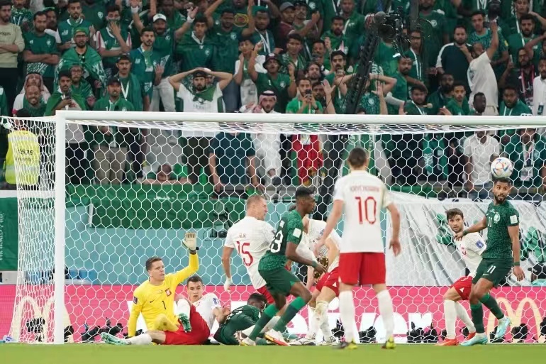 波兰2-0沙特！西亚绿鹰丢点球，门将两连扑，莱万打进世界杯首球