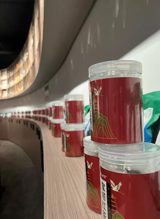 活跃在直播间里的老板们，他要连续直播1001夜