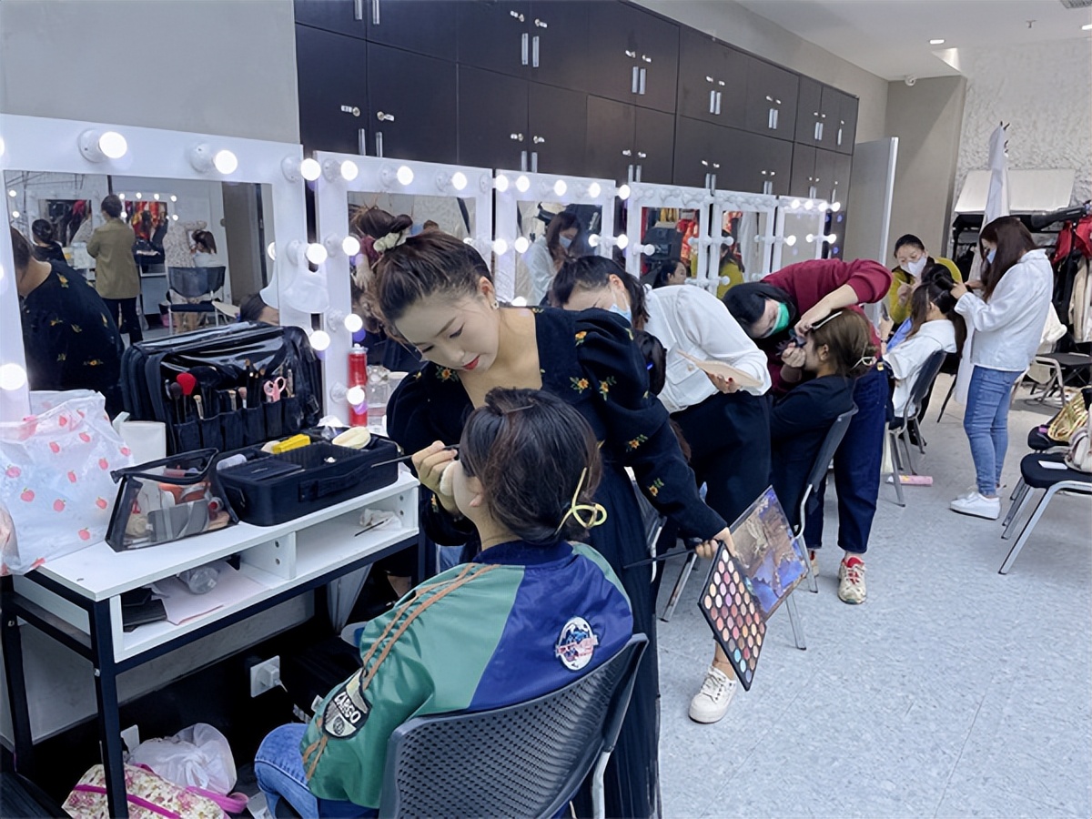 贵阳学化妆美甲培训机构,贵阳学化妆美甲培训中心价格