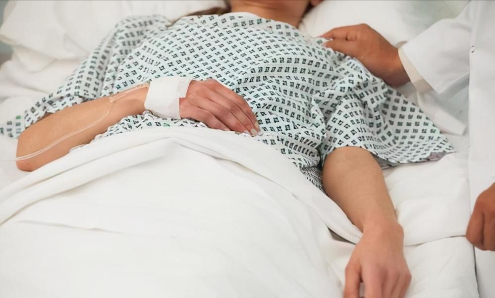 老人捡弃婴考上清华父母认亲,女子捡到弃婴7年父母找到