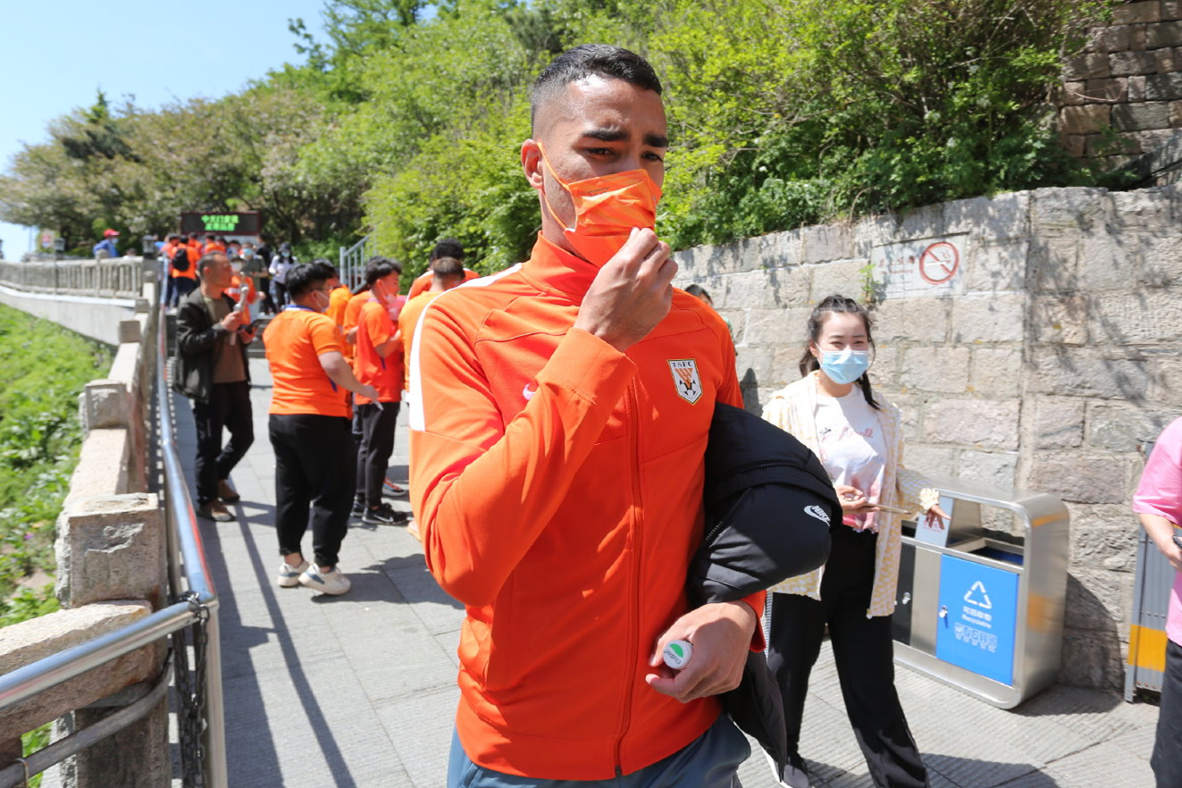 德尔加多迎26岁生日，摆脱外援身份还需等1年，继续踢球最重要