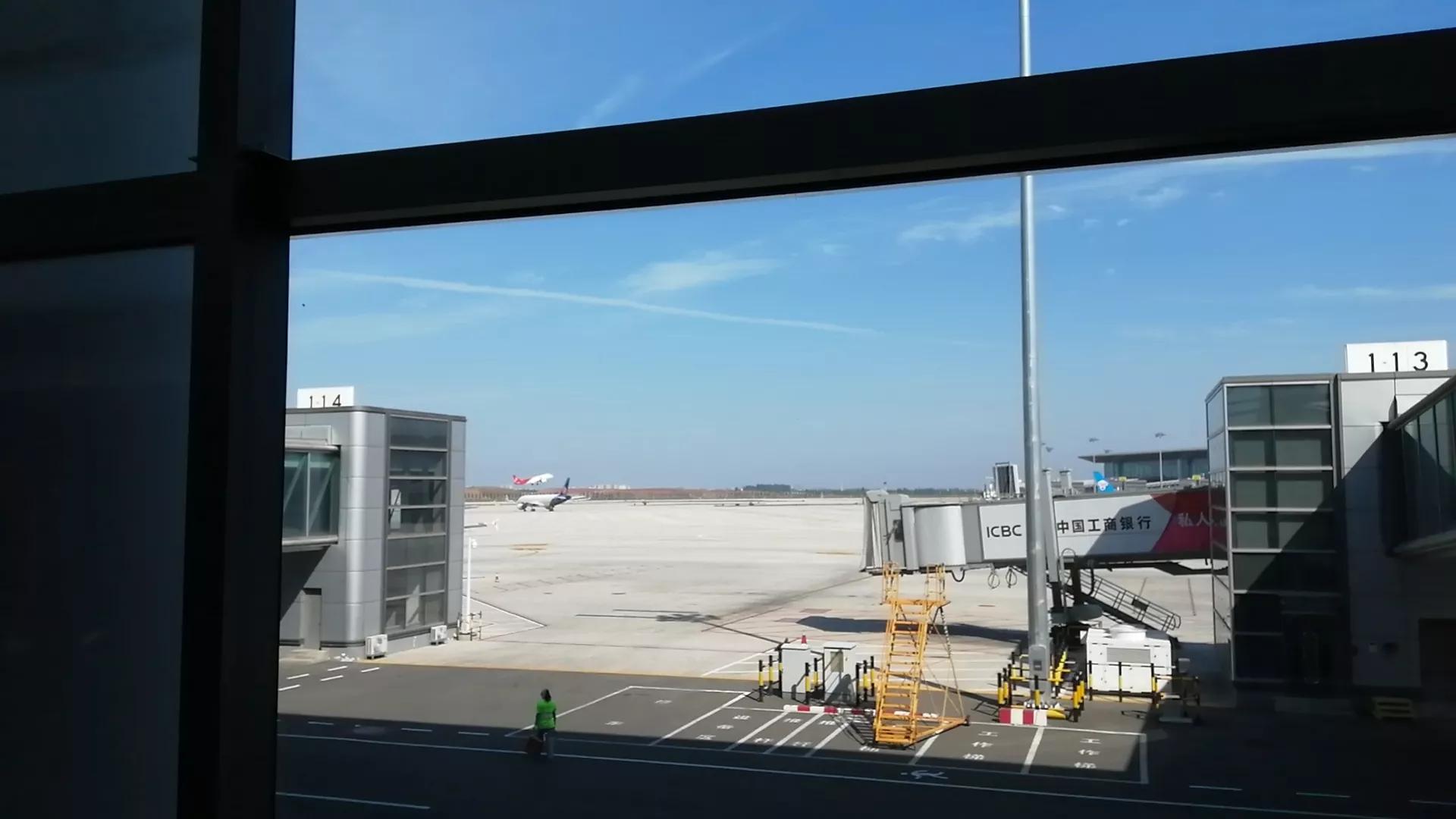 第一次坐飞机要注意什么搞笑版,第一次坐飞机到机场要注意些啥