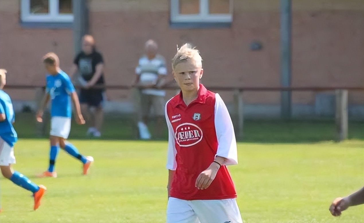 哈兰德父亲因伤退役，他如何培养出了球王接班人？