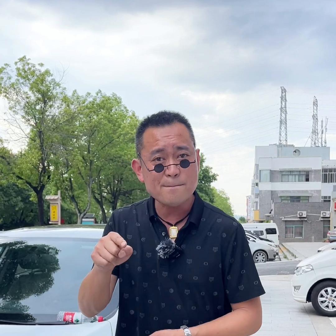 父母的爱是最无私的，他给你的车不一定是最好的，但，那是...