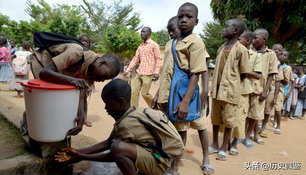 2016年，非洲男孩向白人美女讨水喝走红网络，男孩后来怎么样了？