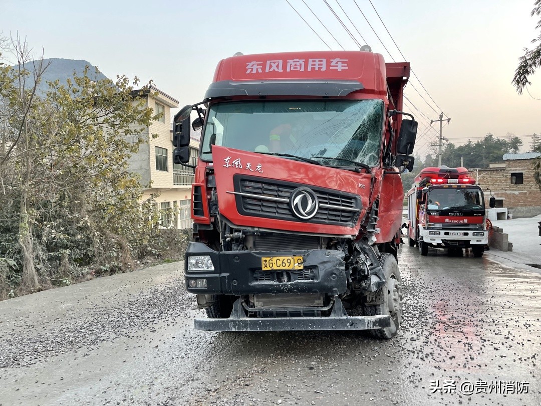 两辆大货车发生相撞事故后侧翻,两辆大货车相撞车头撞废