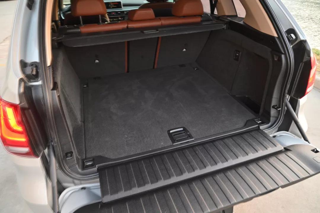 二手宝马x5黑武士顶配14款价格,银灰色二手柴油版宝马x5