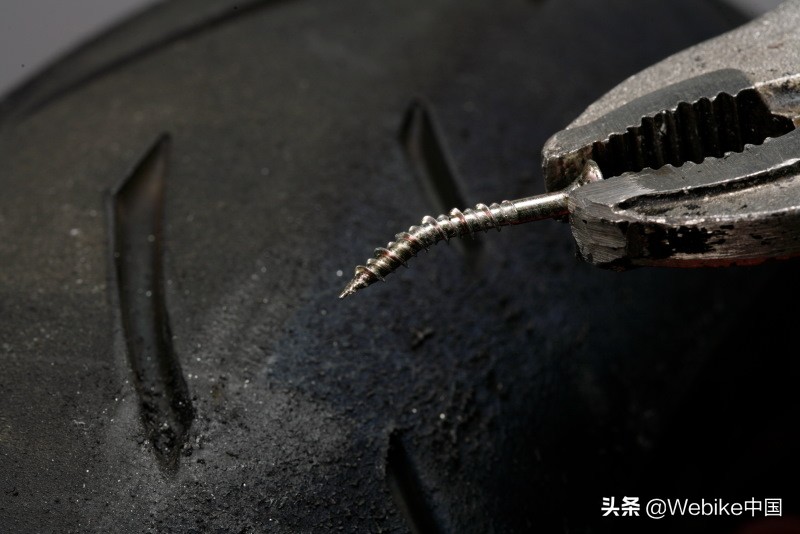 摩托爆胎要换还是修,摩托车爆胎时驾驶人怎么操作