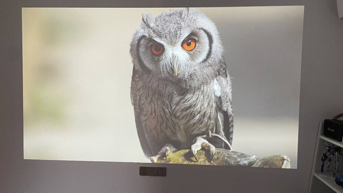 有它，挤啥电影院？AOCL1智能投影实测：2500ANSI流明+帝瓦雷调音