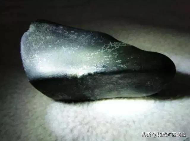 天空蓝和蓝水翡翠有什么区别,什么是蓝水翡翠