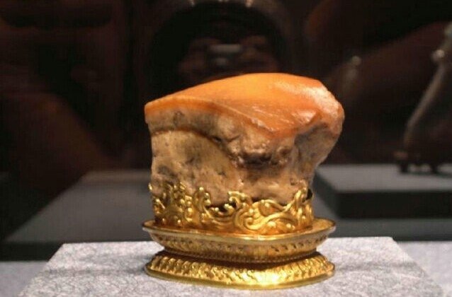 男子在河里捡到天价石头,男子散步捡到一石头价值2100万