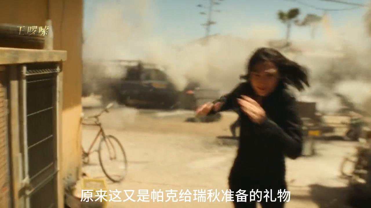 女子被同伙背叛,女子被毒针打中昏迷被扛走