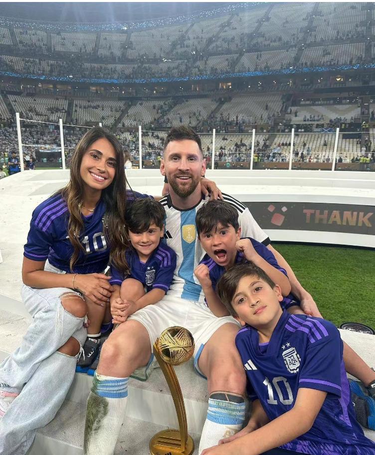 球王梅西天神下凡率一场未败夺冠,梅西安东内拉颜值巅峰