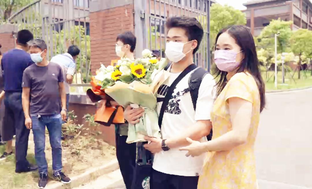 高考结束别忘了谢谢父母,高考结束后你忘得了她吗