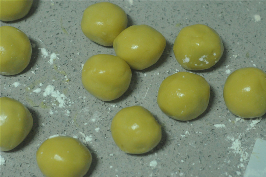 自制月饼发硬怎么回事,自制月饼分馅小妙招