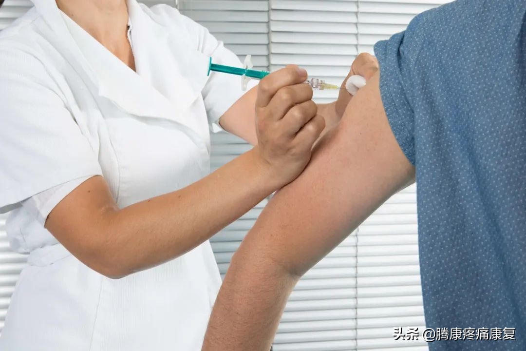 右肩与胳膊连接处疼痛是什么原因,胳膊向后抬疼痛是什么原因引起的