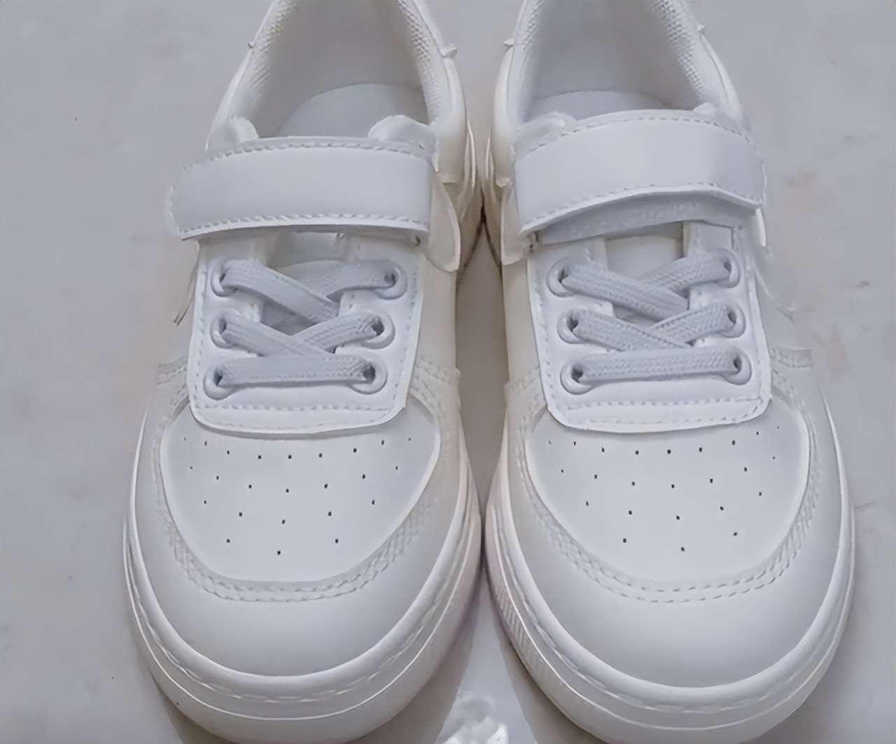 学校通知穿小白鞋妈妈误买变色鞋,幼儿园家长给孩子穿白鞋