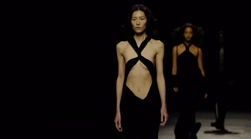 黑丝、抱胸、裸身，娱乐圈没被扒出的“*裤底**”，全在时尚周暴露了