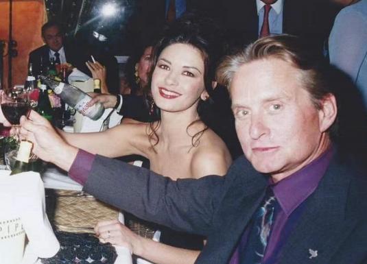 泽塔琼斯结婚照片,泽塔琼斯晒儿女合影