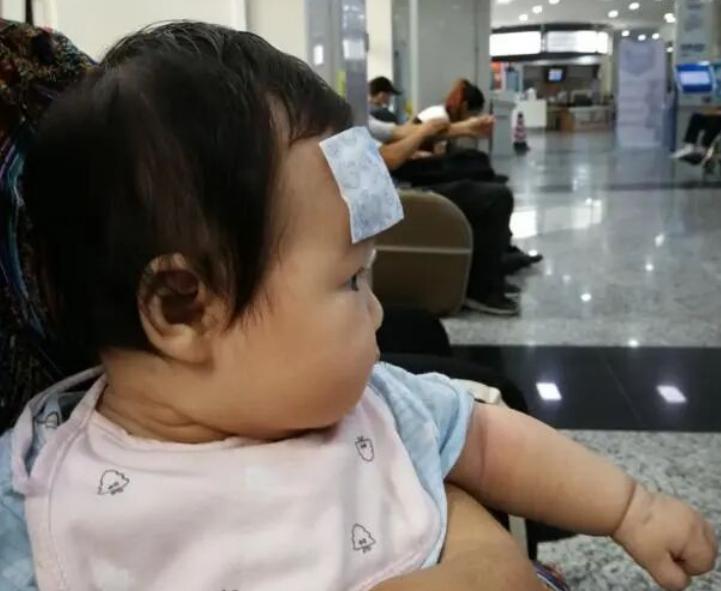 最近降温孩子感冒的特别多,孩子受凉感冒需要保暖还是降温