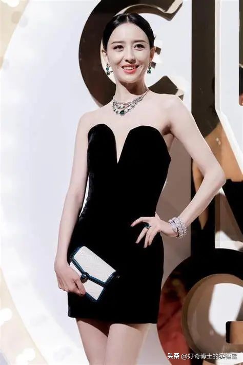 女生穿抹胸为啥不会往下掉？（男生禁入）